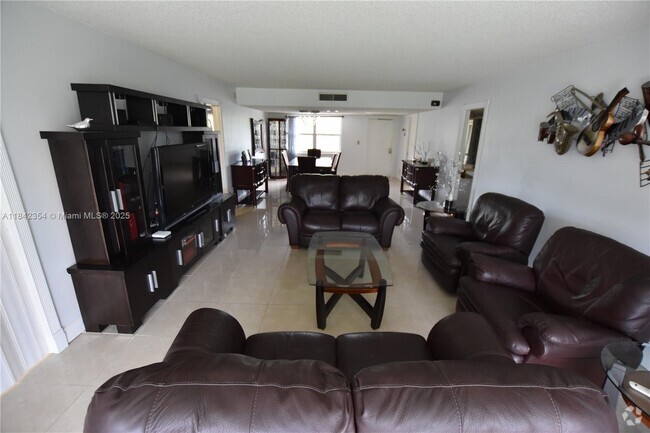 Building Photo - 3800 Oaks Clubhouse Dr Unit 309