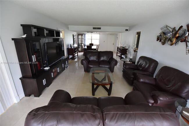 Building Photo - 3800 Oaks Clubhouse Dr Unit 309