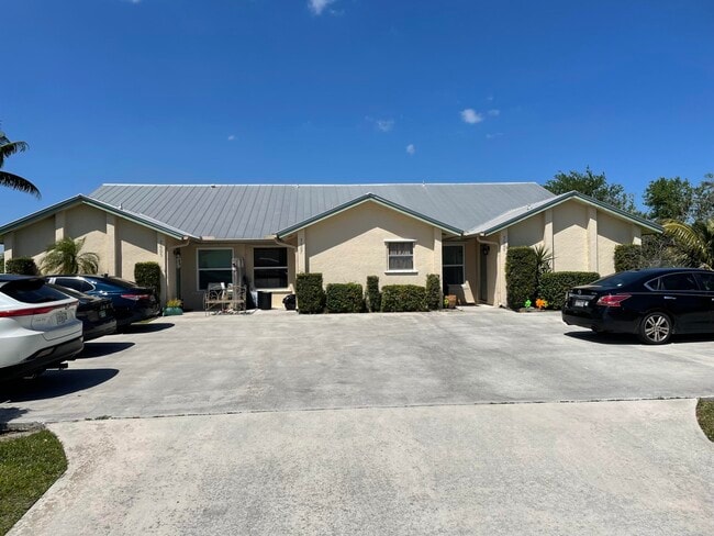 Building Photo - 7607 SE Hobe Terrace