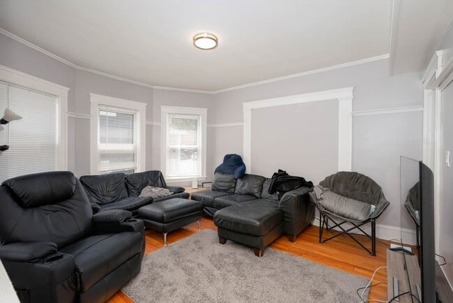 Building Photo - 287 Medford St Unit 1 Rental