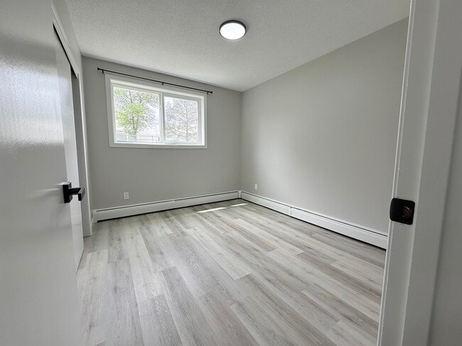 Photo - 1 Bed 1 Bath Unit in Edmonton, AB Unit 3