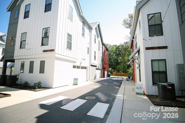 Photo - 2925 Commonwealth Ave