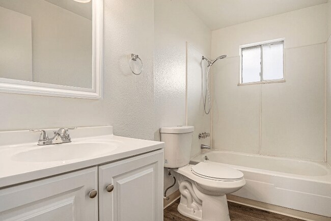 Photo - 4215 Loomis Ave Unit B