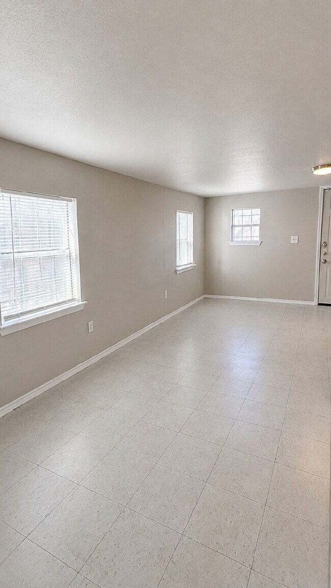 Private Detached 1-Bedroom Apartment with Backyard