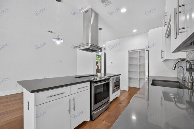 4413 Roseland Ave