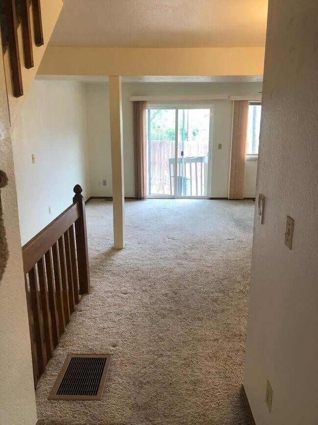 Photo - 6734 Yarrow St