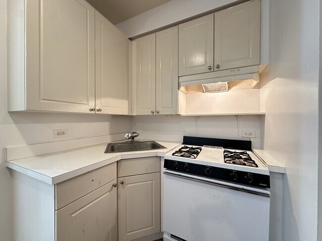 Photo - 909 W Dakin St Unit 011
