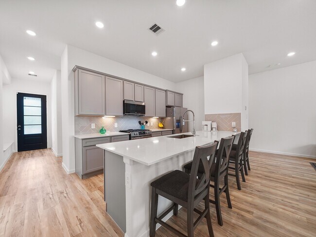 Photo - 674 Royal Arch Dr