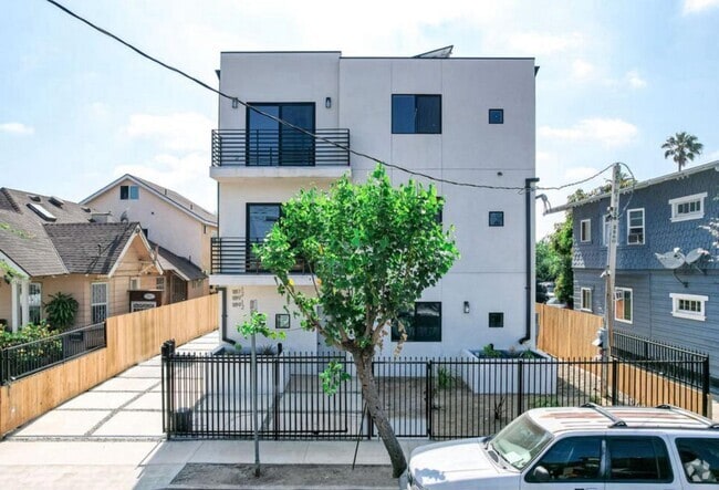 Building Photo - 1819 Arapahoe St Rental