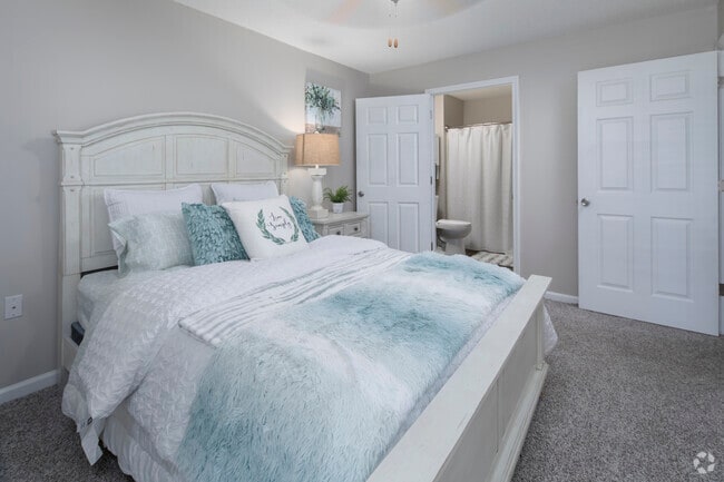 2BR, 2BA - 975SF