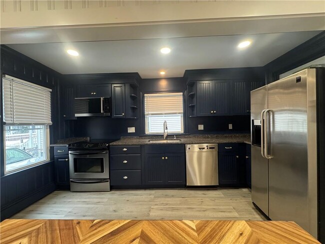 Building Photo - 591 Main St