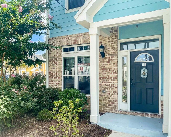 Building Photo - 780 Gabreski Ln
