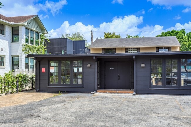 Building Photo - 1420 W Alabama St Rental