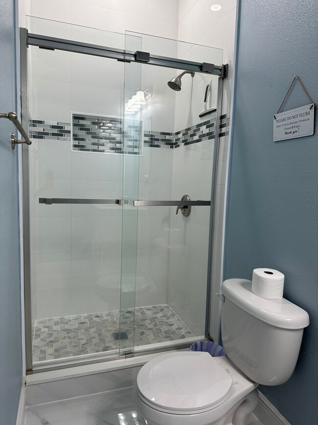 Building Photo - 1411 W Wood St Unit Wood