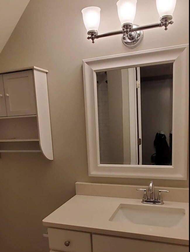 Baño de arriba - 221 Long St Unidad Upstairs Bedroom (L)