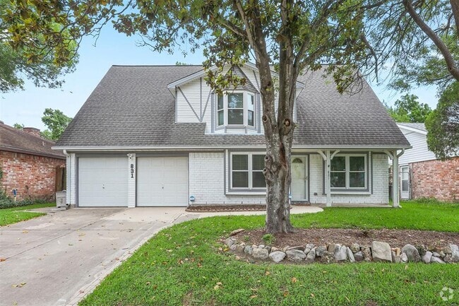 Building Photo - 831 Silverpines Rd Rental