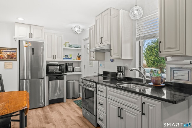 Photo - 801 Pequot Ave