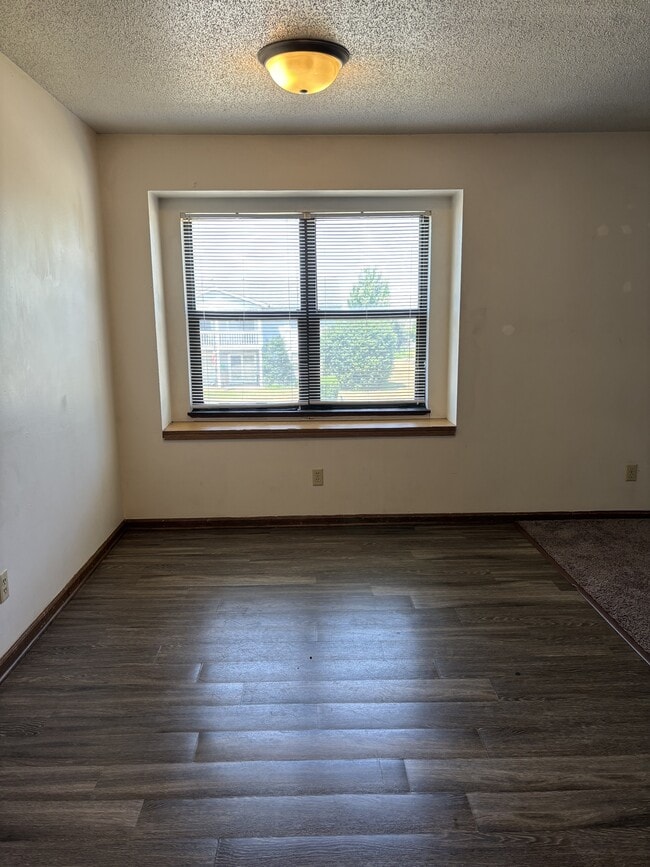 Photo - 335 Oxford Ct