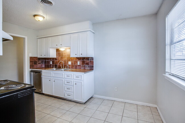 Photo - Cute Three Bedroom in Established Area!