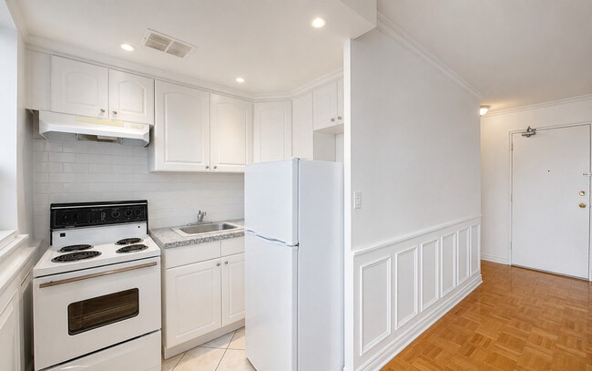 Kitchen - 710 Spadina Av