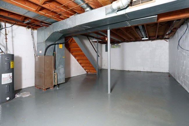 Área de almacenaje en el sótano - Centennial Village Apartments and Townhomes