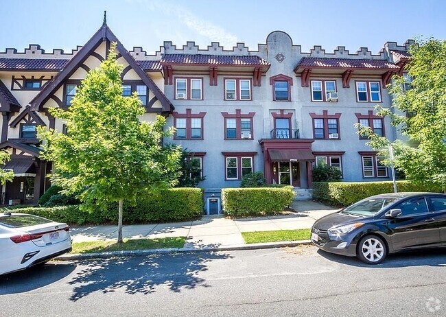 Building Photo - 1736 Commonwealth Ave Unit A Rental