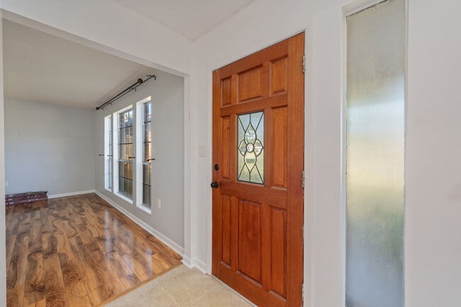 Photo - 322 Kathleen Pl NW