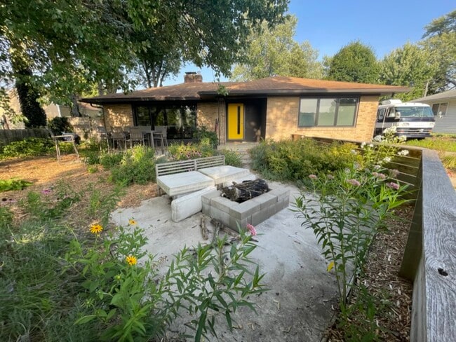 Building Photo - 2242 Prospect Ave NE Unit Lower