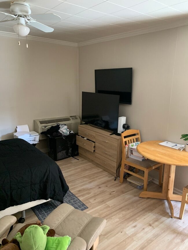 Photo - 1050 E 8th St