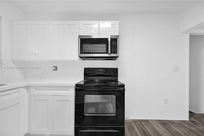 Photo - 2435 Plunkett St