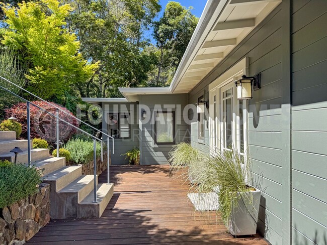 Building Photo - Modern Mill Valley Retreat - A/C - EV - FO... Rental