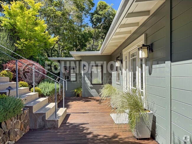 Building Photo - Modern Mill Valley Retreat - A/C - EV - FO... Rental