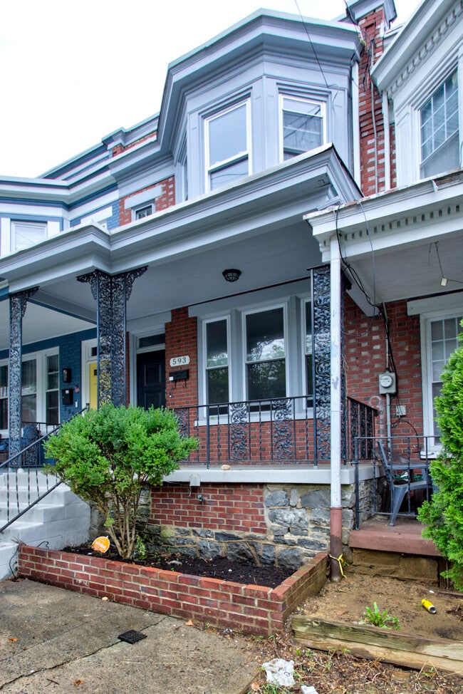Building Photo - 593 N Plum St Rental