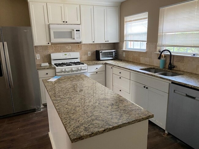 Amplia cocina con isla - 3105 Dartmouth Dr