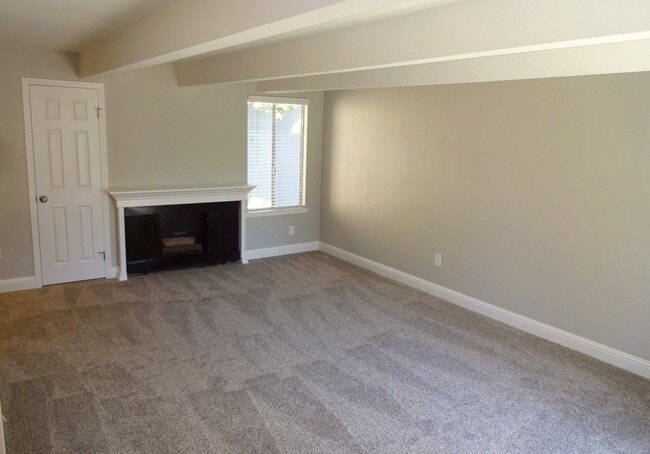 Building Photo - 2306 G St Unit #32