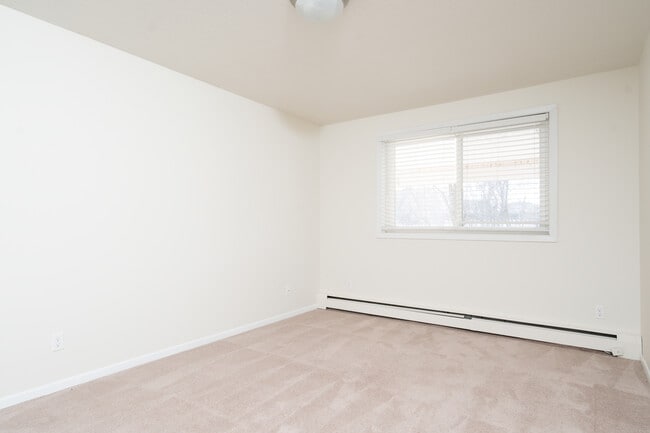 Photo - Highcroft Manor Apartments Located in Wayzata, MN