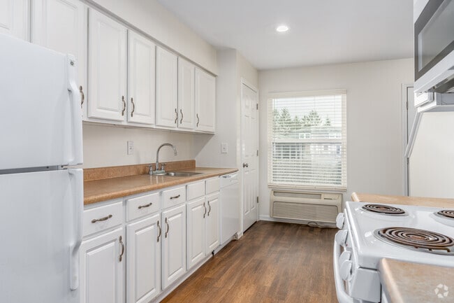 1BR, 1BA - 1,000SF - Kitchen - Autumn Chase