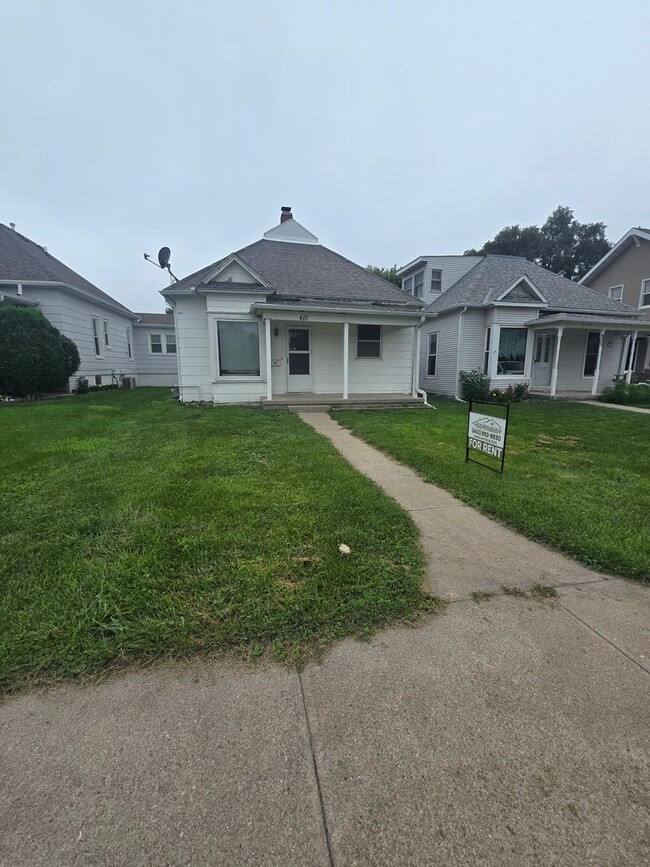 Building Photo - For Rent: Cozy 2 Bedroom, 1 Bathroom Singl... Rental