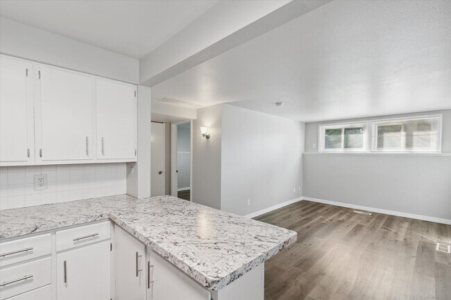 Photo - 3145 Sherbrooke Rd Apartments Unit Lower
