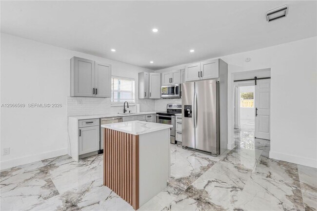 809 SW 17th St Unit 1