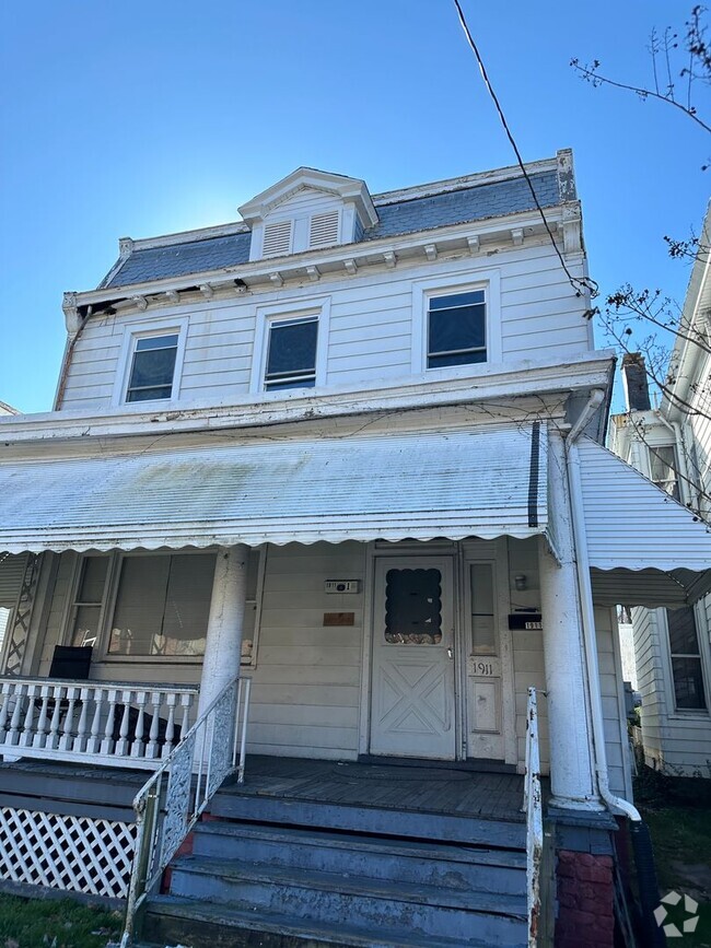 Building Photo - 1911 Fairmount Ave Unit Upstairs B #2 Rental
