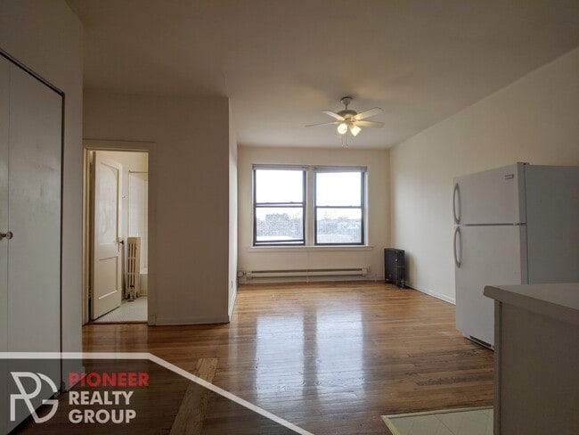 Building Photo - 1044 W George St Rental