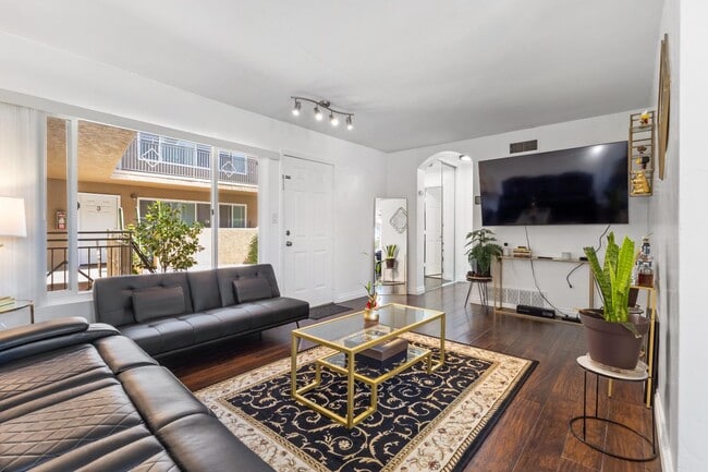 Photo - 5510 Adelaide Ave