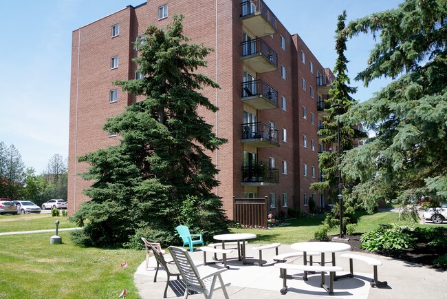 Photo - 267 Cataraqui Ridge