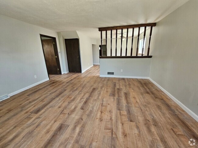 Building Photo - Newly updated 3 bedroom, 1 bath apartment ...