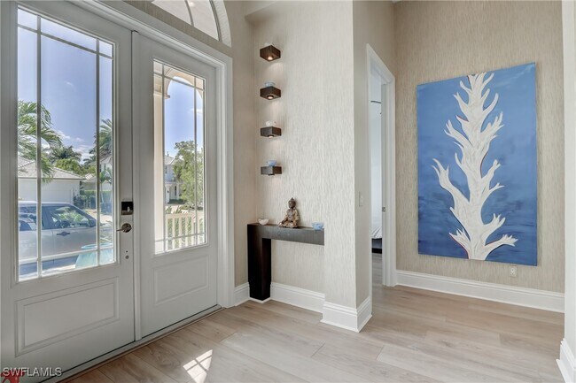 Photo - 687 9th Ave S