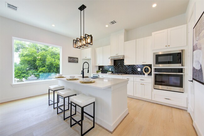 Photo - 2310 Reinerman St