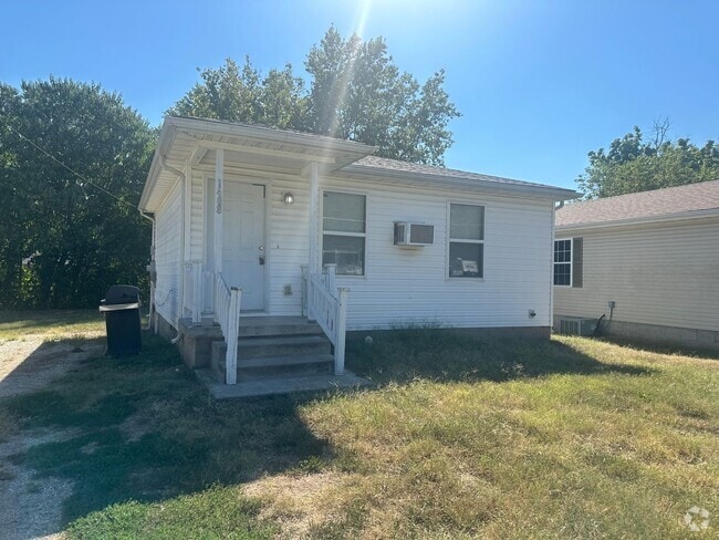 Building Photo - Spacious 1 Bedroom 1 Bath home in the hear...