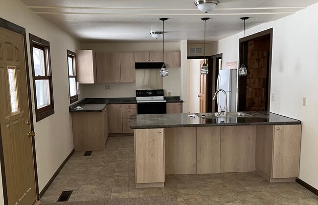 Photo - 908 Maple Grove St