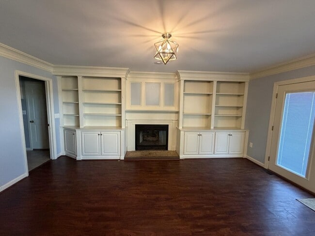 1117 Narrow Ln